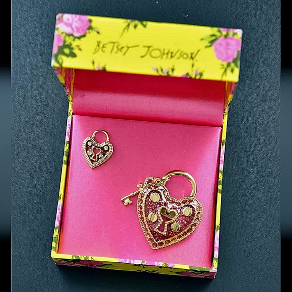 New Vintage! BETSEY JOHNSON Key To My Heart Collection Pin Brooch Set. - Picture 1 of 11